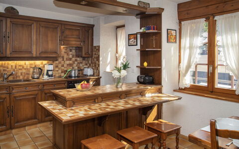 Véronique: Meubles, Cuisine, Design Intérieur, Sol, Comptoir, Cabinetry, Bois, Sol, Éclairage, Pièce