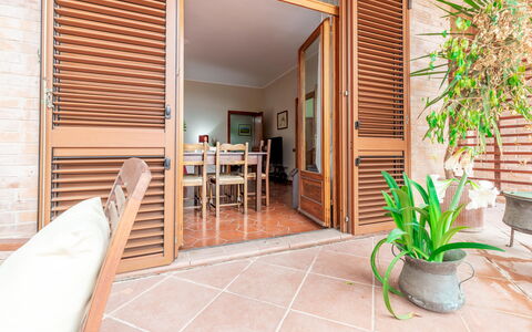 Villa Rosso Corbezzolo: Plante, Propriété, Meubles, Bois, Plante D'Appartement, Éclairage, Bâtiment, Sol, Architecture, Pot De Fleur