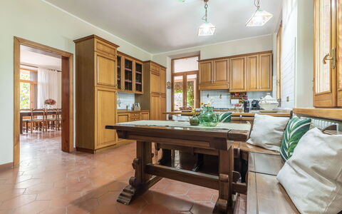 Villa Rosso Corbezzolo: Table, Meubles, Bâtiment, Bois, Cabinetry, Design Intérieur, Salon, Chaise, Maison, Comptoir
