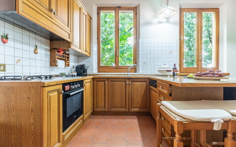 Villa Rosso Corbezzolo: Cabinetry, Evier, Comptoir, Fenêtre, Évier, Cuisine, Bois, Design Intérieur, Éclairage, Robinet