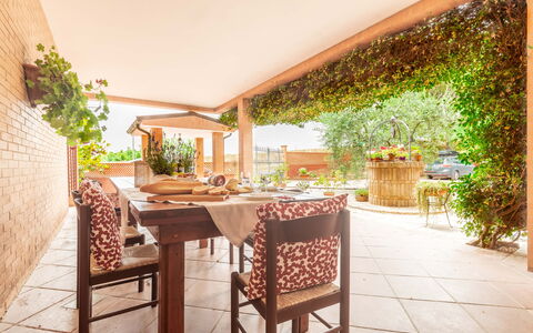 Villa Rosso Corbezzolo: Table, Plante, Propriété, Meubles, Chaise, Pot De Fleur, Bâtiment, Bois, Tableau De Plein Air, Mobilier De Jardin