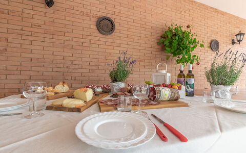 Villa Rosso Corbezzolo: Table, Vaisselle, Plante, Aliments, Pot De Fleur, Vaisselle, Plante D'Appartement, Assiette, Nappe De Table, Textile