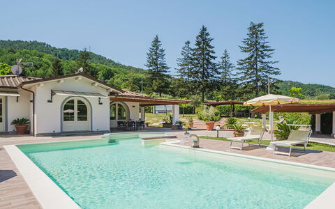 Versilia Holiday: L'Eau, Ciel, Plante, Propriété, Piscine, Bâtiment, Bleu Azur, Arbre, Architecture, Ombre