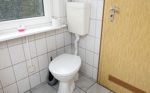 Langeoog 12: Propriété, Toilette, Luminaire Plomberie, Siège De Toilette, Salle De Bains, Fenêtre, Violet, Sol, Mur, Plomberie