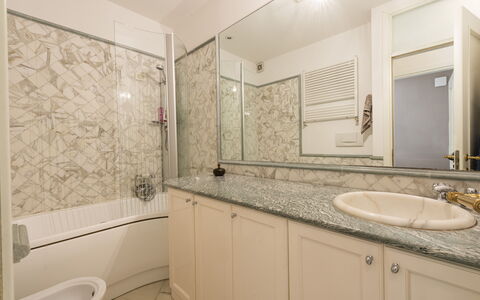 La Villetta: Miroir, Luminaire Plomberie, Armoire De Toilette, Évier, Robinet, Propriété, Salle De Bains, Tete De Douche, Lavabo, Noir
