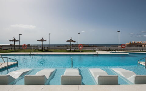 Manilva Views: L'Eau, Ciel, Piscine, Ombre, Nuage, Mobilier De Jardin, Balancelle, Sol, Loisir, Composite