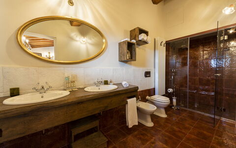 Villa Campestri: Miroir, Marron, Robinet, Luminaire Plomberie, Évier, Lavabo, Bois, Salle De Bains, Bâtiment, Éclairage