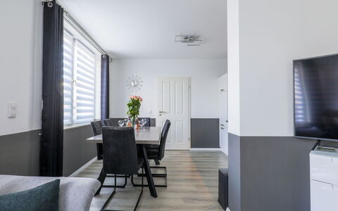 Wingst 655: Meubles, Table, Propriété, Plante, Chaise, Plante D'Appartement, Bâtiment, Fenêtre, Design Intérieur, Architecture