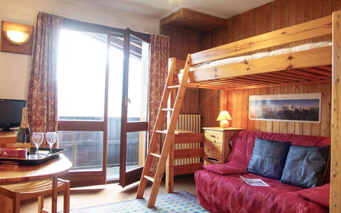 Les Periades: Meubles, Confort, Bâtiment, Fenêtre, Bois, Éclairage, Design Intérieur, Lampe, Sol, Rideau