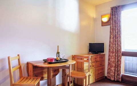 Les Periades: Blind Fenêtre, Table, Meubles, Fenêtre, Bâtiment, Bois, Design Intérieur, Sol, Cabinetry, Sol