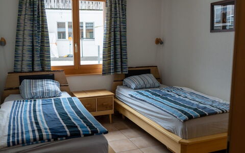 Alpine Retreat: Meubles, Bois, Design Intérieur, Textile, Sol, Lit, Sol, Éclairage, Pièce, Chambre