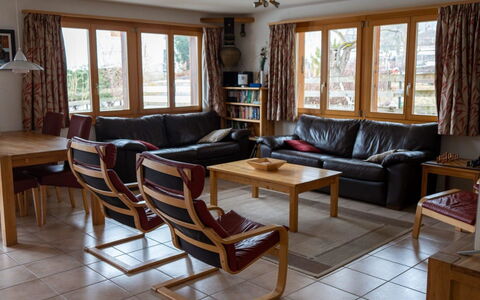 Alpine Retreat: Meubles, Design Intérieur, Sol, Sol, Canapé, Bois, Pièce, Salon, Chaise, Table