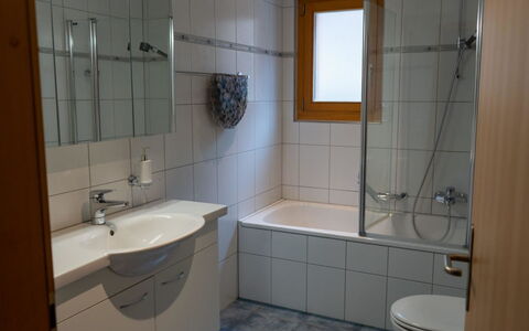 Alpine Retreat: Salle De Bains, Luminaire Plomberie, Lavabo, Sol, Design Intérieur, Évier, Sol, Robinet, Plomberie, Tuile