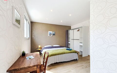 Les Bégonias: Meubles, Design Intérieur, Sol, Sol, Lit, Pièce, Bois, Plafond, Chambre, Textile