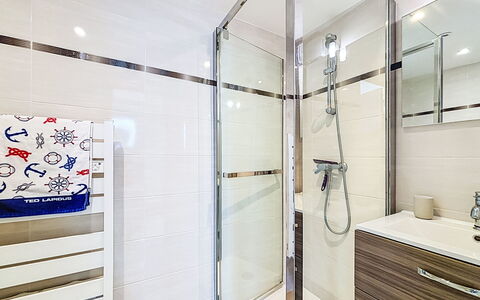 Les Bégonias: Luminaire Plomberie, Salle De Bains, Design Intérieur, Sol, Sol, Plomberie, Composite, Tuile, Miroir, Porte De Douche