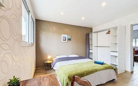 Les Bégonias: Meubles, Design Intérieur, Lit, Sol, Sol, Chambre, Mur, Pièce, Bois, Plafond