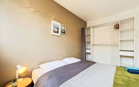 Les Bégonias: Meubles, Design Intérieur, Lit, Mur, Chambre, Sol, Sol, Pièce, Bois, Plafond
