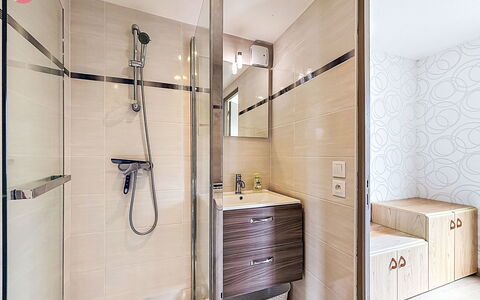 Les Bégonias: Sol, Design Intérieur, Salle De Bains, Luminaire Plomberie, Sol, Armoire De Toilette, Plomberie, Cabinetry, Tuile, Miroir