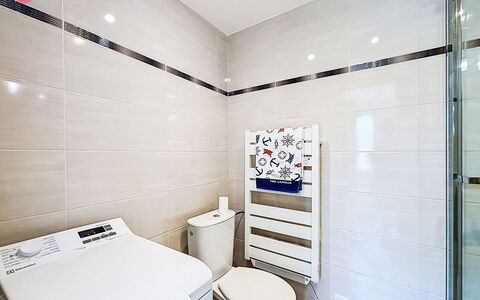 Les Bégonias: Sol, Sol, Design Intérieur, Luminaire Plomberie, Salle De Bains, Plafond, Tuile, Toilette, Plomberie, Siège De Toilette