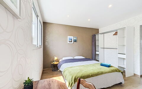 Les Bégonias: Meubles, Design Intérieur, Lit, Sol, Sol, Chambre, Mur, Pièce, Bois, Plafond