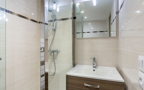 Les Bégonias: Luminaire Plomberie, Miroir, Armoire De Toilette, Robinet, Évier, Tete De Douche, Salle De Bains, Cabinetry, Lavabo, Douche