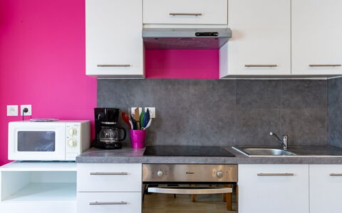 Les Bégonias: Cabinetry, Comptoir, Propriété, Meubles, Bâtiment, Evier, Blanc, Cuisinière, Violet, Cuisine