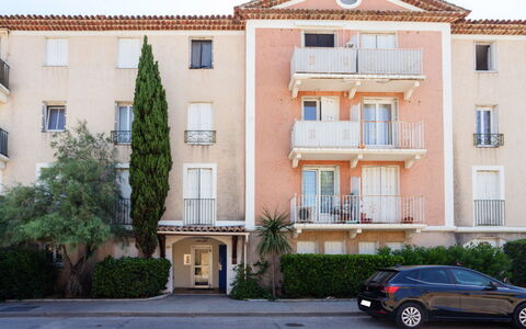 Rue de L'Amarrage: Roue, Voiture, Plante, Bâtiment, Propriété, Fenêtre, Véhicule, Ciel, Architecture