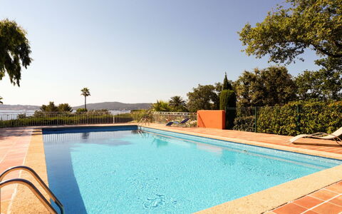 Les Résidences de Beauvallon: L'Eau, Ciel, Propriété, Piscine, Plante, Bleu Azur, La Nature, Rectangle, Arbre, Ombre