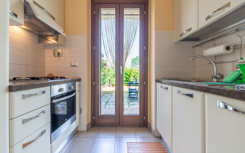 Casamare: Cabinetry, Comptoir, Evier, Bâtiment, Appareil De Cuisine, Cuisinière, Électroménager, Cuisine, Bois, Fenêtre