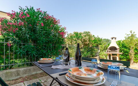 Casamare: Table, Meubles, Ciel, Plante, Vaisselle, Propriété, Fleur, Chaise, Bleu Azur, Botanique