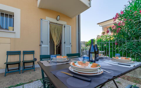 Casamare: Table, Meubles, Propriété, Fenêtre, Plante, Vaisselle, Chaise, Bleu, Bleu Azur, Bâtiment