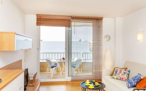 Del Sol: Meubles, Propriété, Table, Fenêtre, Bâtiment, Bois, Design Intérieur, Chaise, Ombre