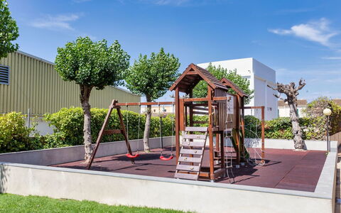 Del Sol: Ciel, Nuage, Plante, Arbre, Ombre, Bâtiment, Lot Terre, Design Urbain, Quartier, Zone Résidentielle