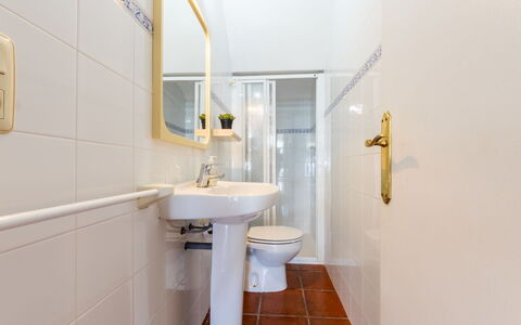Cantamar: Miroir, Robinet, Luminaire Plomberie, Évier, Propriété, Lavabo, Salle De Bains, Bâtiment, Violet, Design Intérieur