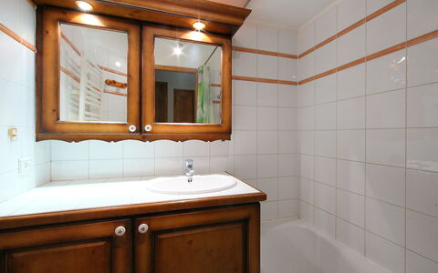 Le Krystor: Miroir, Robinet, Armoire De Toilette, Luminaire Plomberie, Évier, Propriété, Cabinetry, Meubles, Baignoire, Lavabo
