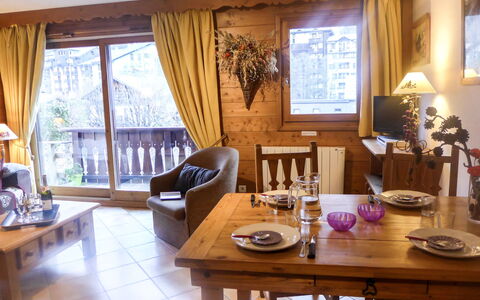 Le Krystor: Table, Meubles, Propriété, Canapé, Fenêtre, Cadre, Rideau, Bois, Design Intérieur, Lampe