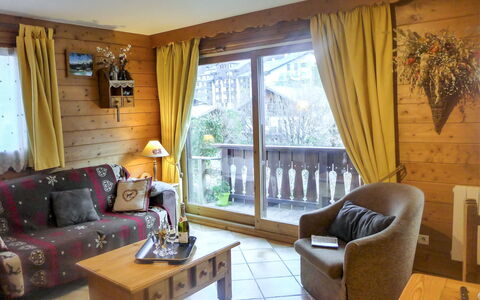 Le Krystor: Meubles, Propriété, Fenêtre, Canapé, Rideau, Confort, Bois, Ombre, Design Intérieur, Salon
