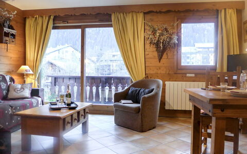 Le Krystor: Table, Meubles, Propriété, Fenêtre, Canapé, Rideau, Bâtiment, Confort, Bois, Design Intérieur