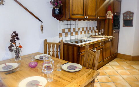 Le Krystor: Meubles, Table, Cabinetry, Propriété, Vaisselle, Bois, Comptoir, Design Intérieur, Vaisselle, Cuisine