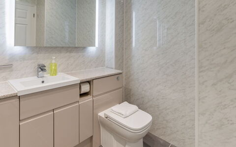 Sea Echo: Miroir, Évier, Armoire De Toilette, Luminaire Plomberie, Robinet, Cabinetry, Salle De Bains, Lavabo, Siège De Toilette, Toilette