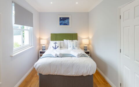 Sea Echo: Propriété, Meubles, Fenêtre, Bâtiment, Confort, Bleu Azur, Bois, Design Intérieur, Cadre De Lit