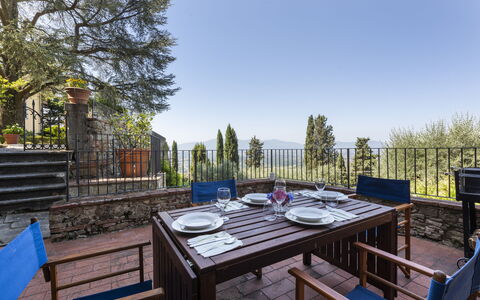 Villa San Gennaro: Ciel, Table, Meubles, Propriété, Plante, Bleu, Chaise, Bois, Arbre, Architecture