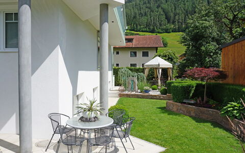 Ried im Oberinntal 187: Plante, Propriété, Bâtiment, Table, Arbre, Ciel, Design Intérieur, Lot Terre, Architecture, Chaise