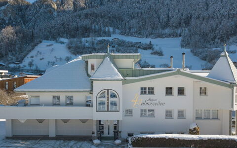 Ried im Oberinntal 187: Bâtiment, Ciel, Jour, Propriété, Neige, Montagne, Fenêtre, Blanc, Maison, Arbre