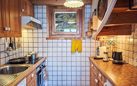 Cheechako: Cuisine, Bois, Comptoir, Appareil De Cuisine, Design Intérieur, Principaux Appliance, Luminaire Plomberie, Cabinetry, Évier, Robinet