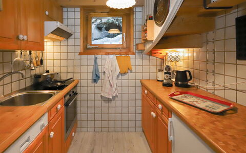 Cheechako: Cuisine, Comptoir, Appareil De Cuisine, Evier, Principaux Appliance, Bois, Cabinetry, Design Intérieur, Évier, Luminaire Plomberie