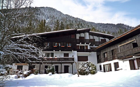 Les Charmoz: Nuage, Ciel, Plante, Bâtiment, Neige, Propriété, Montagne, Fenêtre, Arbre, Maison