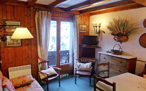Les Charmoz: Meubles, Cadre, Propriété, Bois, Confort, Plante D'Appartement, Télévision, Design Intérieur, Plante, Lampe