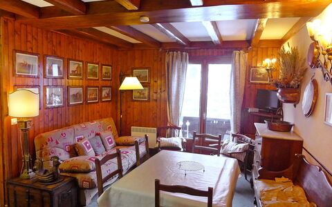Les Charmoz: Cadre, Table, Meubles, Propriété, Lampe, Design Intérieur, Bois, Éclairage, Chaise, Salon