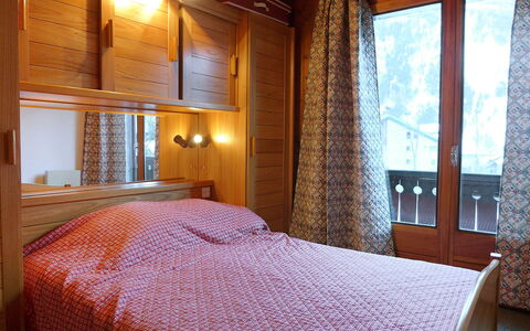 Les Charmoz: Propriété, Meubles, Confort, Bâtiment, Textile, Bois, Cadre De Lit, Design Intérieur, Sol, Lit